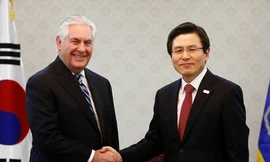 Ngoại trưởng Mỹ Rex Tillerson bắt tay quyền Tổng thống Hàn Quốc Hwang Kyo-ahn hôm 17/3 tại Seoul.