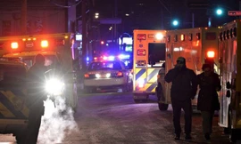 Xe cảnh sát và cứu thương tại hiện trường vụ xả súng