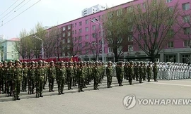 Binh sỹ tham gia lễ diễu binh ngày 15/4 trên quảng trường Kim Nhật Thành.