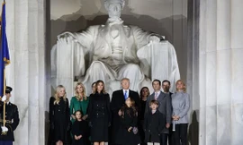 Tổng thống Donald Trump cùng gia đình chụp ảnh lưu niệm trước Đài tưởng niệm Lincoln