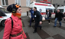 Một nạn nhân của vụ đánh bom được đưa đi cấp cứu. 