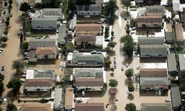 Các ngôi nhà ở San Jose chìm trong nước lũ.