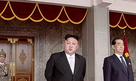 Lãnh đạo tối cao CHDCND Triều Tiên Kim Jong-un chủ trì lễ duyệt binh lớn nhất lịch sử trên quảng trường Kim Nhật Thành.