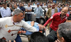 Một nạn nhân được đưa đi cấp cứu trong vụ đánh bom nhà thờ ở Tanta, Ai Cập hôm 9/4.