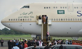 Quốc vương Ả-rập Saudi Salman bin Abdulaziz al-Saud bước xuống chiếc máy bay dát vàng, đặt chân đến Indonesia.