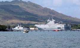 Hai tàu Hải quân Pháp tại cảng của Căn cứ Hài quân Guam.