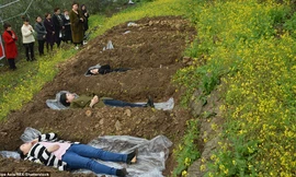 Phụ nữ nằm trong những nấm mộ nông để quên đi nỗi buồn sau khi ly hôn. 