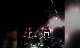 Từng chùm pháo hoa phun thẳng lên trời trong suốt 5 tiếng đồng hồ sau khi chiếc xe tải bị lật và bốc cháy.