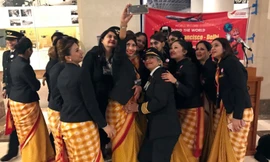 Tổ bay toàn nữ chụp ảnh lưu niệm trước chuyến đi.