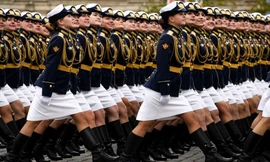 Nữ binh Nga bước đều tăm tắp trong lễ duyệt binh mừng Ngày Chiến thắng trên Quảng trường Đỏ ở thủ đô Moscow, Nga hôm 9/5.