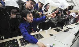 Giám sát viên Liu Yong của Tập đoàn Hoa Năng hoàn thành những thao tác cuối cùng đóng cửa nhà máy nhiệt điện than ở Bắc Kinh hôm 18/3.