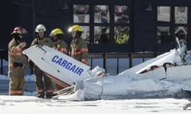 Một trong hai chiếc máy bay đâm xuống mái trung tâm thương mại ở Montreal, Canada