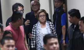 Thượng nghị sỹ Philippines Leila de Lima, người chỉ trích mạnh mẽ chiến dịch chống ma túy đẫm máu của Tổng thống Rodrigo Duterte vừa bị bắt giữ