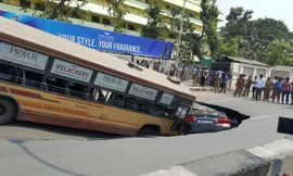 Hố tử thần xuất hiện giữa dường, nuốt chửng xe bus và xe hơi.