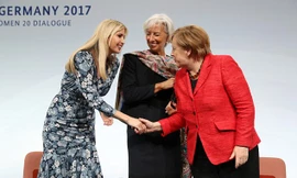 Ivanka bắt tay với Thủ tướng Đức Angela Merkel trong hội nghị thúc đẩy quyền kinh tế cho phụ nữ tại Berlin. 