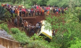 Hiện trường vụ tai nạn xe bus ở Tanzania.
