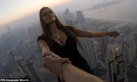 Viki nắm tay trợ lý đu người trên tòa nhà Cayan Tower, cao 300 mét ở Dubai