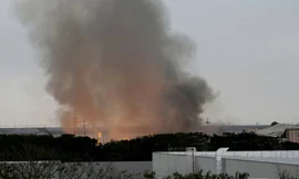 Khói bốc lên từ vụ hỏa hoạn ở nhà máy của công ty House Technology Industries.