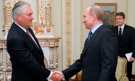 Tổng thống Nga Vladimir Putin (phải) bắt tay ông Rex W. Tillerson vào năm 2012, khi ông còn là giám đốc tập đoàn dầu khí ExxonMobil