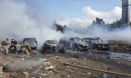Hiện trường vụ đánh bom kinh hoàng nhằm vào đoàn xe chở người sơ tán ở Syria.