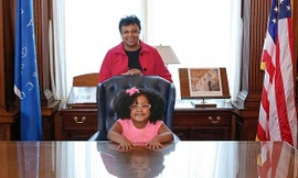 Bé Daliyah ngồi trong Thư viện Quốc hội