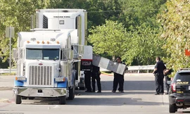 Cảnh sát Mỹ phát hiện 8 thi thể trong chiếc xe đầu kéo đậu bên ngoài siêu thị Walmart.