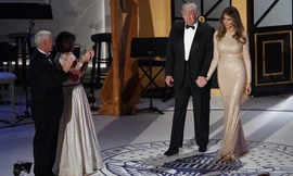 Tổng thống mới đắc cử Mỹ Donald Trump cùng phu nhân Melania bước ra sân khấu dạ tiệc