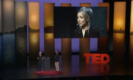 Elva và Stranger trên sân khấu chương trình TED Talks