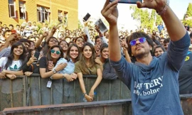 Thần tượng SRK chụp ảnh selfie cùng nhiều người hâm mộ