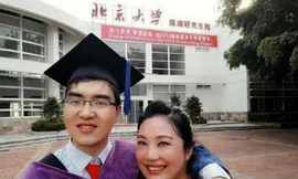 Hai mẹ con hạnh phúc ngày Ding Ding tốt nghiệp đại học.