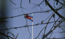 Cờ Triều Tiên tại Đại sứ quán Triều Tiên ở Bắc Kinh, Trung Quốc. Ảnh: Tân Hoa xã