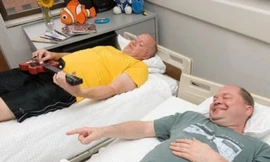 Nằm xem TV nhận lương 5.000 USD/tháng