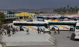 Khách du lịch đổ xô tới biên giới liên Triều