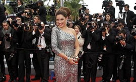 'Biểu tượng sexy' Kelly Brook lộng lẫy tại Cannes