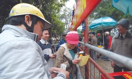 Cảnh mua bán ấn vẫn diễn ra ở đền Trần