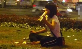 Teen nữ 'bắn' thuốc lào liên hồi giữa Ngã Tư Sở