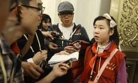 Cô bé lớp sáu làm quan chức Trung Quốc 'toát mồ hôi'