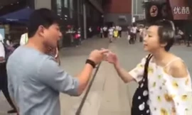 “Vỡ mộng” vì nhan sắc thật, cặp đôi choảng nhau giữa phố