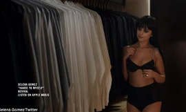 Senela Gomez trút xiêm y khoe body săn chắc