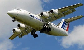 Máy bay Pháp hạ cánh khẩn vì nứt kính giữa không trung