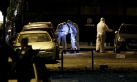 Các chuyên gia làm việc tại hiện trường. Ảnh: Reuters