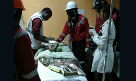 Bé gái sống sót kỳ diệu trong đống đổ nát. Ảnh: CNN