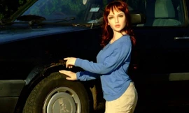 Dùng búp bê tình dục làm người mẫu xe hơi