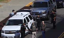 Cảnh sát tập trung tại khuôn viên trường Đại học. Ảnh: Yahoo News