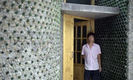 Độc đáo xây văn phòng từ 8.500 vỏ chai bia