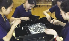 Các nhân viên tại cửa hàng phải mất nửa ngày để đếm xong số tiền xu "khủng". Ảnh: SCMP