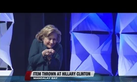Bà Hillary Clinton bị ném giày ở Las Vegas