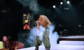 Anh chàng cho dây pháo vào trong quần rồi châm lửa