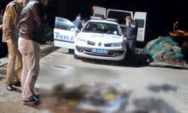 Thi thể bé gái tị nạn được trục vớt. Ảnh: Dailymail