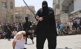 Phiến quân IS hành quyết phạm nhân trước đám đông. Ảnh: Dailystar